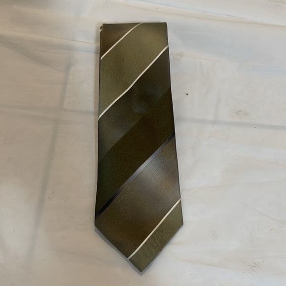 Kenneth Cole Reaction striped men’s tie in various shade of green 58”L x 3.25” W - Picture 2 of 4